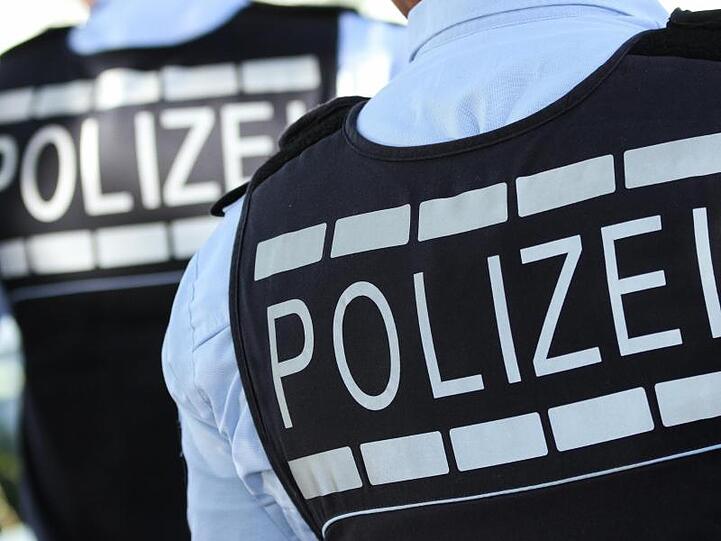 In Polizei-Westen gekleidete Polizisten. Foto: Silas Stein/dpa/Symbolbild