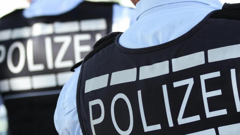 In Polizei-Westen gekleidete Polizisten. Foto: Silas Stein/dpa/Symbolbild In Polizei-Westen gekleidete Polizisten. Foto: Silas Stein/dpa/Symbolbild