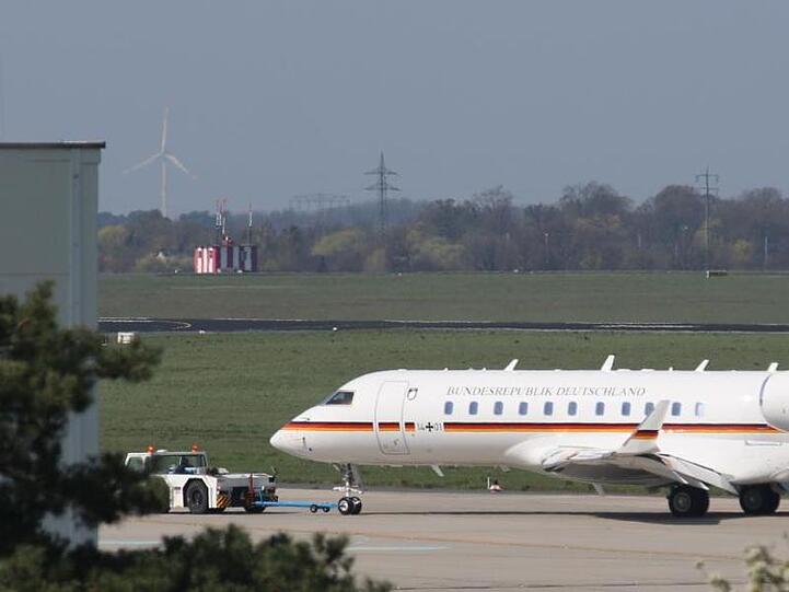 Ein Jet vom Typ Global 5000 der Flugbereitschaft der Bundesregierung wird auf dem Flughafen Schönefeld abgeschleppt.