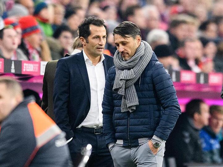 Hasan Salihamidzic (l), Sportdirektor von FC Bayern, und Trainer Niko Kovac unterhalten sich am Spielfeldrand. Foto: Matthias Balk/Archivbild