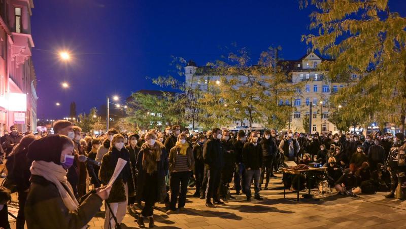 Kundgebung der Initiativen "Migrant Voices Halle" und "Niemand wird vergessen" am Abend in Halle.