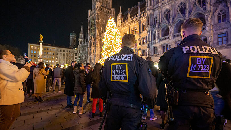 Die Polizei beobachtet auf dem Marienplatz die zahlreichen Passanten in der Silvesternacht.