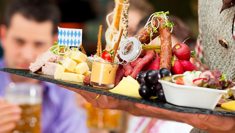 Das Oktoberfest lädt mit vielen Köstlichkeiten zum Schlemmen ein: So kommt man fit und schlank durch die Wiesn-Zeit.
