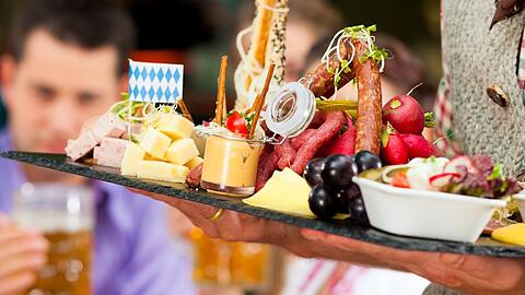 Das Oktoberfest lädt mit vielen Köstlichkeiten zum Schlemmen ein: So kommt man fit und schlank durch die Wiesn-Zeit.