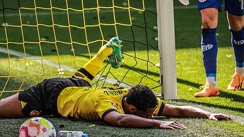 Ein Bild mit Symbolcharakter: Sébastien Haller und der BVB liegen nach der verspielten Meisterschaft am Boden.