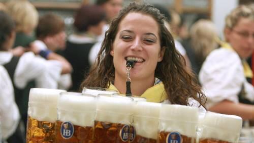 Viel zu tun: Eine Bedienung bei der Arbeit. Viel zu tun: Eine Bedienung bei der Arbeit.