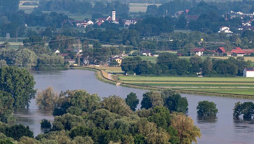 Dämme schützen vor dem Hochwasser der Donau.
