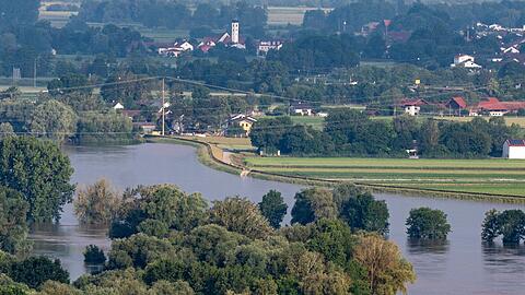 Dämme schützen vor dem Hochwasser der Donau.