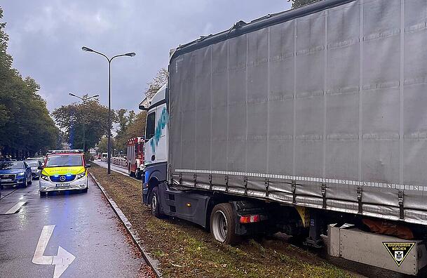 Auf dem Weg zur Spedition setzt sich der Lkw-Fahrer gleich ein zweites Mal fest. Auf dem Weg zur Spedition setzt sich der Lkw-Fahrer gleich ein zweites Mal fest.