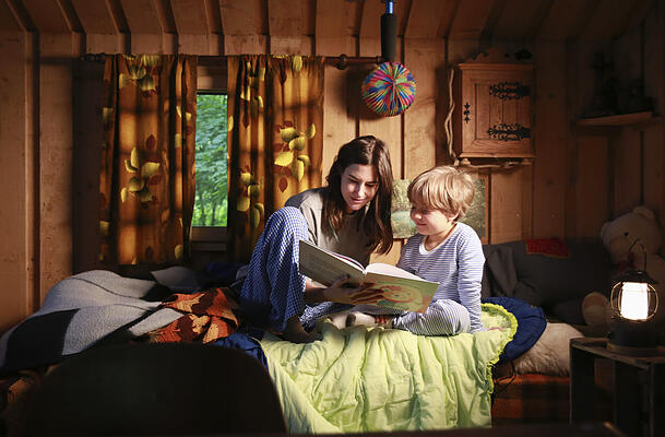 Eva H&uuml;tter (Nadine Dubois) versteckt sich mit Sohn Benjamin (Lio Vonnemann) in einer Waldh&uuml;tte.