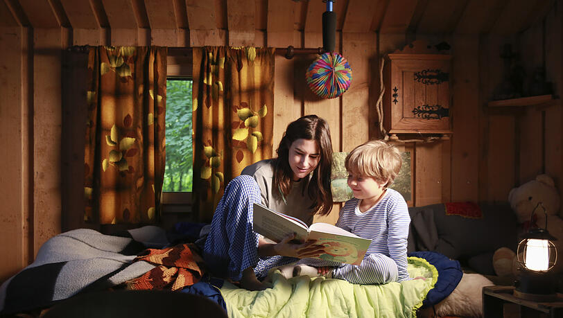 Eva H&uuml;tter (Nadine Dubois) versteckt sich mit Sohn Benjamin (Lio Vonnemann) in einer Waldh&uuml;tte.