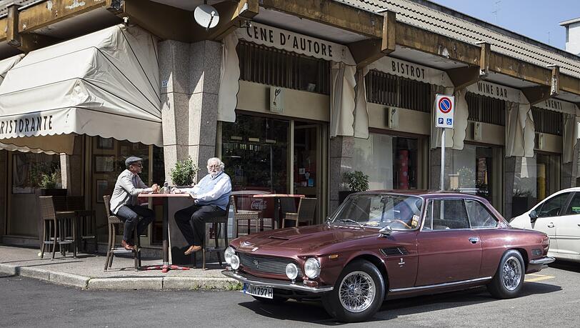 Autor Daniel Speck mit dem ehemaligen Autobauer Piero Rivolta im Jahr 2018.