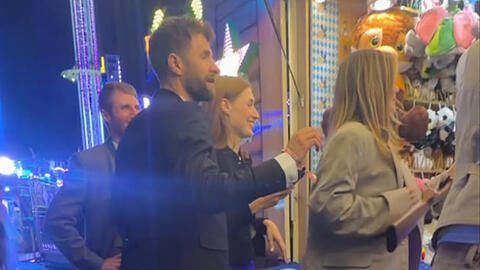 Schaut interessiert am Schie&szlig;stand zu: Thomas M&uuml;ller besucht mit Freundin Eve am Dienstag die Wiesn.