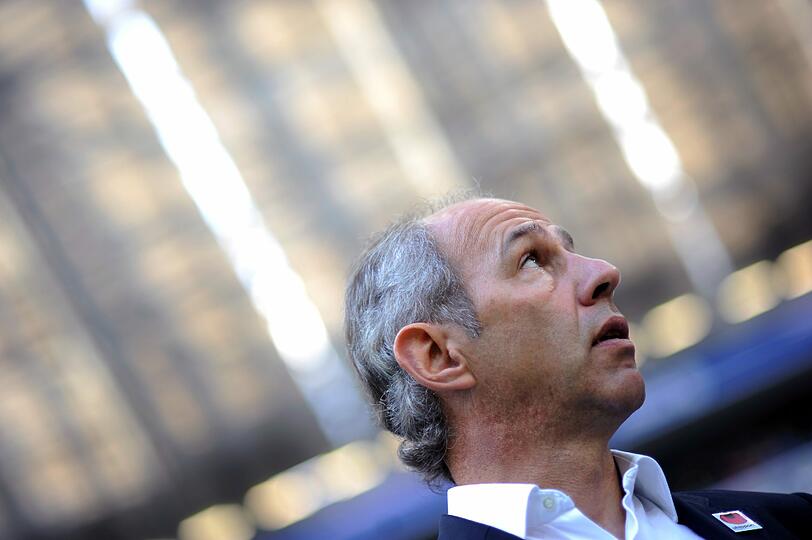 Ein verzweifelter Blick nach oben? - Löwen-Trainer Reiner Maurer im Spiel des TSV 1860 München gegen Dynamo Dresden.