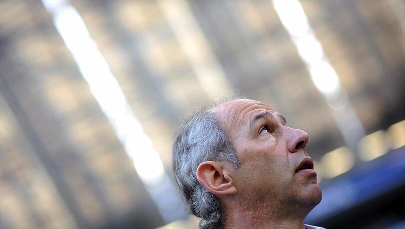 Ein verzweifelter Blick nach oben? - Löwen-Trainer Reiner Maurer im Spiel des TSV 1860 München gegen Dynamo Dresden. Ein verzweifelter Blick nach oben? - Löwen-Trainer Reiner Maurer im Spiel des TSV 1860 München gegen Dynamo Dresden.