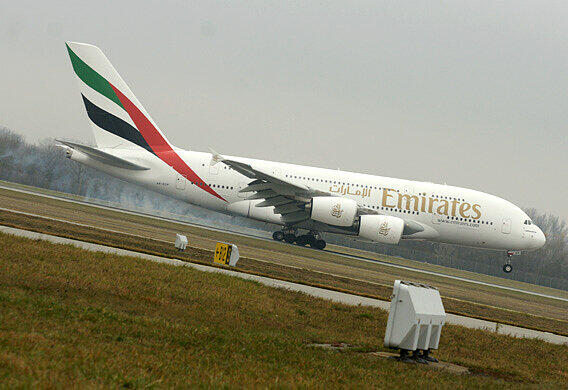 Die Emirates-Maschine landete am Mittag von Dubai kommend bei diesigem Wetter auf dem Münchner Airport. Bilder vom A380 in München