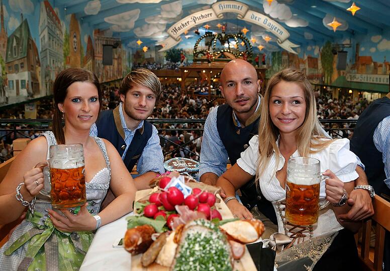 BLEIFREI: Weil die Löwen noch Fußballspielen müssen, dürfen sie auf der Wiesn nur alholfreies trinken.