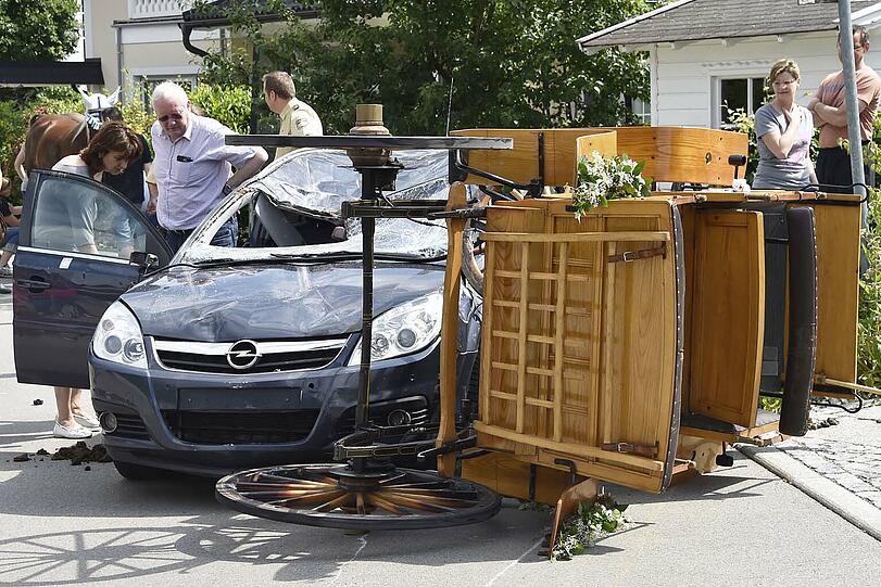 Er sollte zu einem Foto-Shooting mit einem Brautpaar fahren. Dann gingen dem Kutscher die Pferde durch.