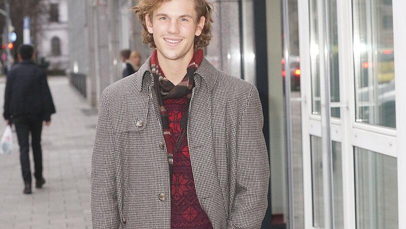 Schauspieler Marcel Kowalewski (20): „Ich wünsche mir eine neue Kaffeemaschine, weil meine kaputt ist. Es kommt nur noch Wasser mit Kaffeegeschmack raus. Auch ein Internetradio wäre cool. Ich brauche Zeit für mich, die ich mir Weihnachten gerne nehmen kann. Es ist eine gute Gelegenheit, auf das Jahr zurückzuschauen. Ich wünsche mir, im Beruf Fuß zu fassen. Ich will Leidenschaft reingeben in das, was ich mache.“ Schauspieler Marcel Kowalewski (20): „Ich wünsche mir eine neue Kaffeemaschine, weil meine kaputt ist. Es kommt nur noch Wasser mit Kaffeegeschmack raus. Auch ein Internetradio wäre cool. Ich brauche Zeit für mich, die ich mir Weihnachten gerne nehmen kann. Es ist eine gute Gelegenheit, auf das Jahr zurückzuschauen. Ich wünsche mir, im Beruf Fuß zu fassen. Ich will Leidenschaft reingeben in das, was ich mache.“