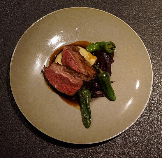 4. Gang: Gegrillte Rinderschulter, Baked-Potato-Püree, Pimientos de Padron und Rosmarin