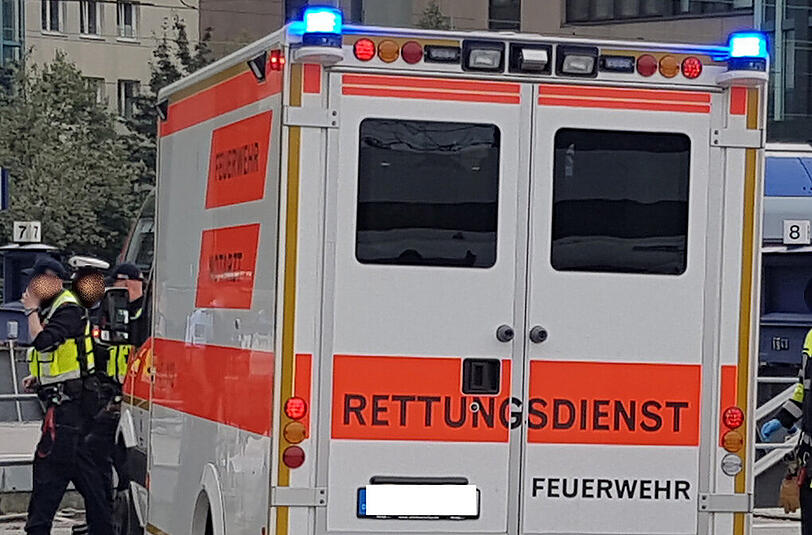 Nach der Reanimation vor Ort wurde der Mann in eine Klinik gebracht. (Symbolbild)