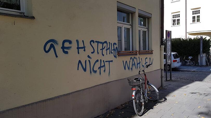 Wüste Beschimpfungen und Angst vor Gentrifizierung: In Giesing haben am 14. Oktober 2018 rund 30 Vandalen ihren Unmut an Häuser in der Aignerstraße, Alpenrosenstraße und am Alpenplatz geschmiert.