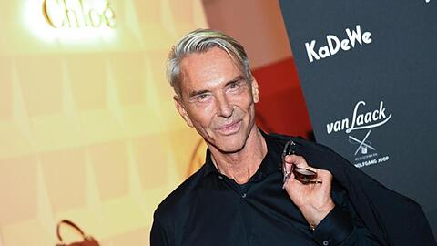 Der Designer Wolfgang Joop hat ein neues Buch geschrieben - per Hand.