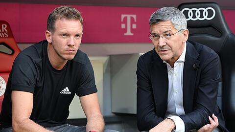 Trainer Julian Nagelsmann (l) und Herbert Hainer, Präsident vom FC Bayern München.