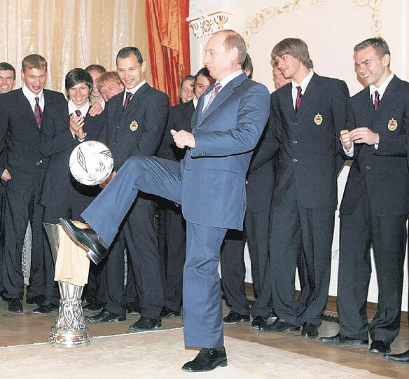 Wladimir Putin, ehemals Staatspräsident, gab den Kick zu Russlands Fußball-Renaissance. Er befahl Abramowitsch zu investieren.