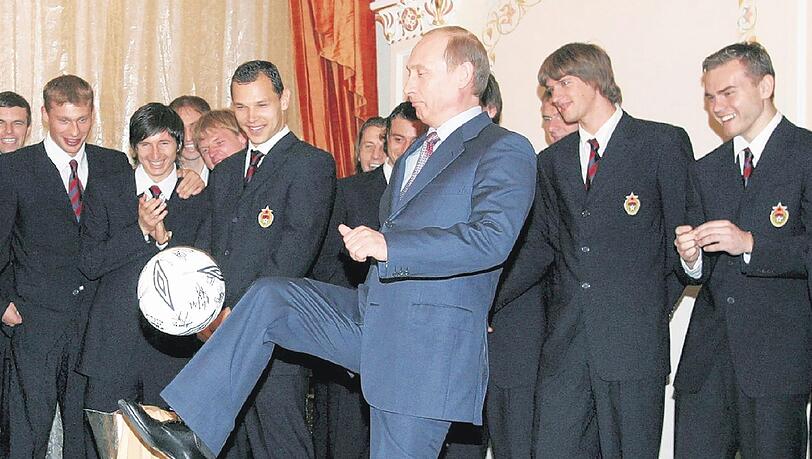 Wladimir Putin, ehemals Staatspräsident, gab den Kick zu Russlands Fußball-Renaissance. Er befahl Abramowitsch zu investieren. Wladimir Putin, ehemals Staatspräsident, gab den Kick zu Russlands Fußball-Renaissance. Er befahl Abramowitsch zu investieren.