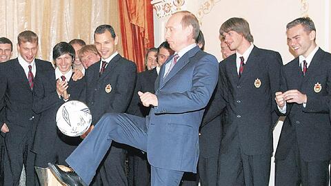 Wladimir Putin, ehemals Staatspräsident, gab den Kick zu Russlands Fußball-Renaissance. Er befahl Abramowitsch zu investieren.