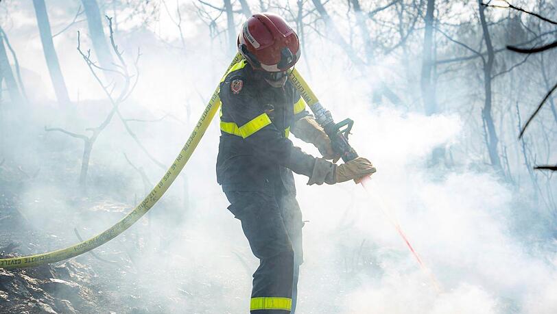 Schon seit Tagen kämpft die Feuerwehr gegen den Waldbrand in Südfrankreich.