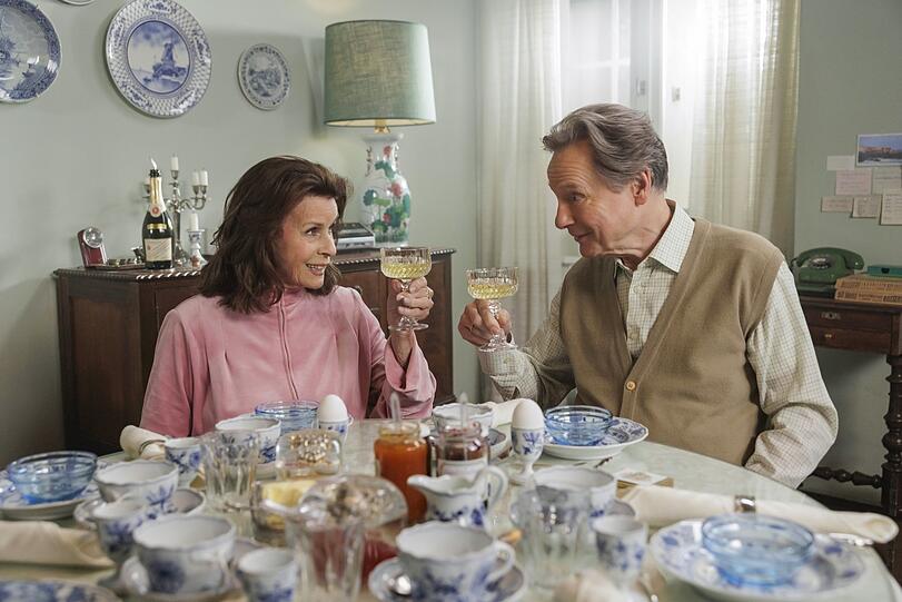 &bdquo;Ach, diese L&uuml;cke, diese entsetzliche L&uuml;cke&ldquo; erz&auml;hlt, wie man leben und lange lieben kann, wie man im Leben ankommt oder angekommen ist, wie man losl&auml;sst und weitermacht: Senta Berger und Michael Wittenborn als exzentrische Gro&szlig;eltern.