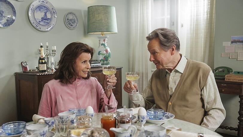 &bdquo;Ach, diese L&uuml;cke, diese entsetzliche L&uuml;cke&ldquo; erz&auml;hlt, wie man leben und lange lieben kann, wie man im Leben ankommt oder angekommen ist, wie man losl&auml;sst und weitermacht: Senta Berger und Michael Wittenborn als exzentrische Gro&szlig;eltern.