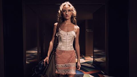 Nelly (Ella Morgen) wird in der ARD-Serie "Selling Sex" zu Aurora.