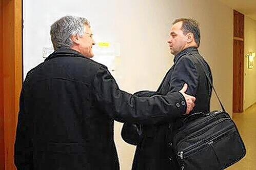 Entspannte Gesichter nach erfolgreicher Klage: Otto Sykora (rechts) und sein Anwalt  Herwig Schober vor dem Sitzungssaal 220 im Nürnberger Arbeitsgericht.