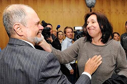 Anwalt Wolfgang Putz und Elke G. fallen sich in die Arme.