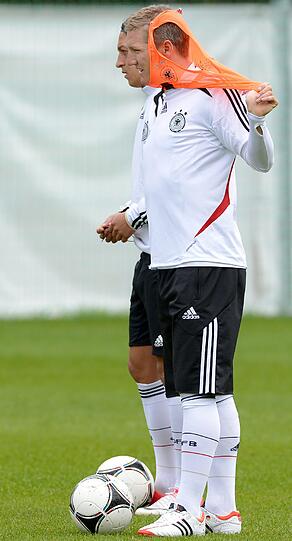 Konzentration in Danzig: Beim Training der Nationalelf zwei Tage vor dem EM-Auftaktspiel stehen mit Lahm und Khedira wieder alle 23 Spieler auf dem Platz.