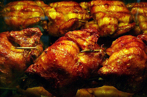 Brathendl: 166 Kcal je 100 Gramm / Portion halbes Hendl: 700 Kcal
