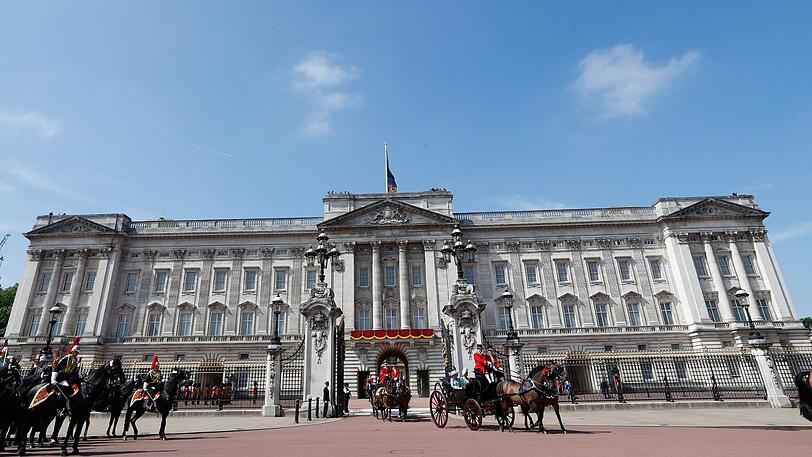 Herzogin Camilla und Herzogin Kate kommen in einer Kutsche vor dem Buckingham-Palast.