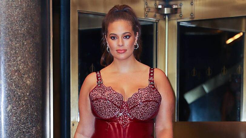 Ashley Graham präsentiert ihren Babybauch in einem roten Latex-Kleid