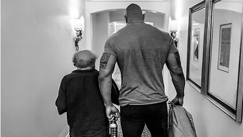 Dwayne Johnson (r.) wünscht Danny DeVito alles Gute Dwayne Johnson (r.) wünscht Danny DeVito alles Gute