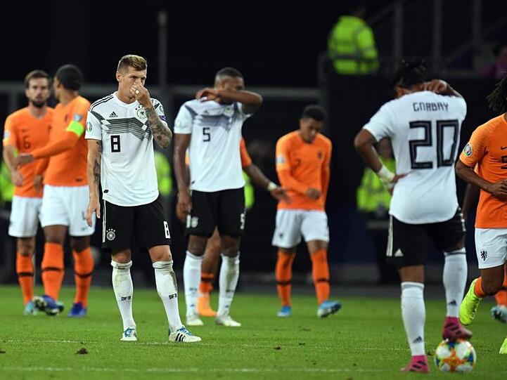 Während die Niederländer feiern, stehen die DFB-Spieler enttäuscht in Hamburg auf dem Platz.