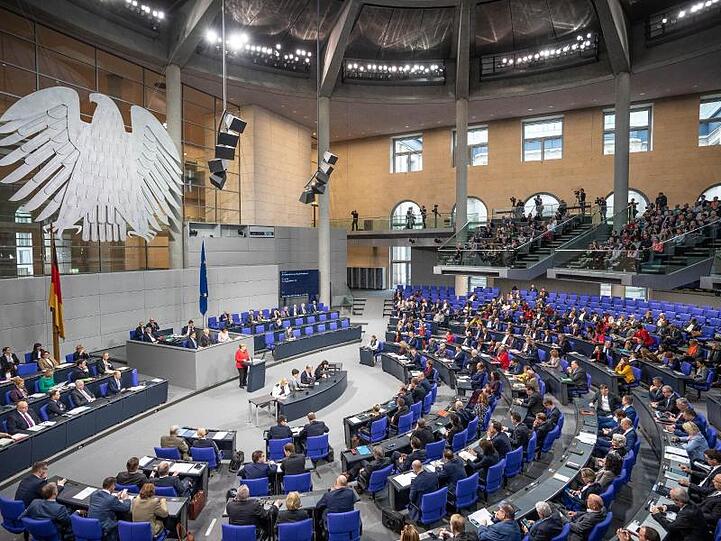Der Bundestag liefert sich in der Haushaltswoche traditionell einen Schlagabtausch über die Politik der Bundesregierung.