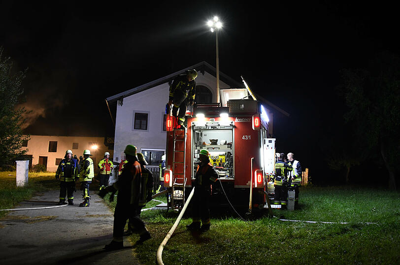 Das Feuer zerstörte die Scheune eines Dreiseithofs in Oberrammelsberg in der Gemeinde Wurmsham.