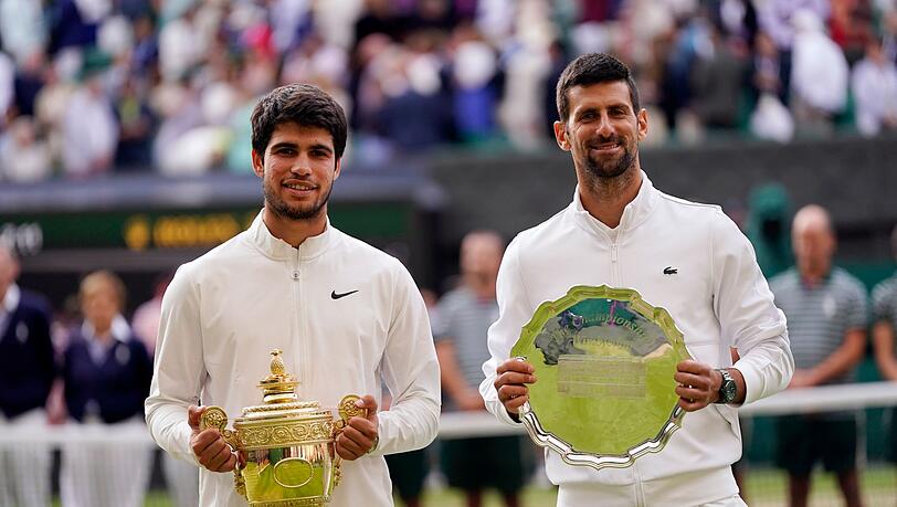 Sieger und Besiegter: Carlos Alcaraz (l) und Novak Djokovic..