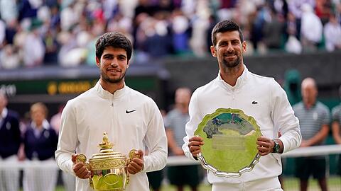 Sieger und Besiegter: Carlos Alcaraz (l) und Novak Djokovic..