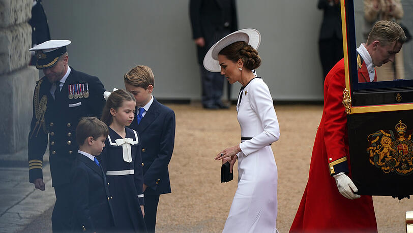 Kate ist noch dünner geworden. George, Charlotte und Louis warten auf ihre geliebte Mutter, die gerade aus der Kutsche steigt.