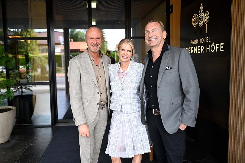 Das Ehepaar Tanja und Christian Ehrmann mit Milos Colovic (l., General Manager des Parkhotels Egerner Höfe). Das Ehepaar Tanja und Christian Ehrmann mit Milos Colovic (l., General Manager des Parkhotels Egerner Höfe).