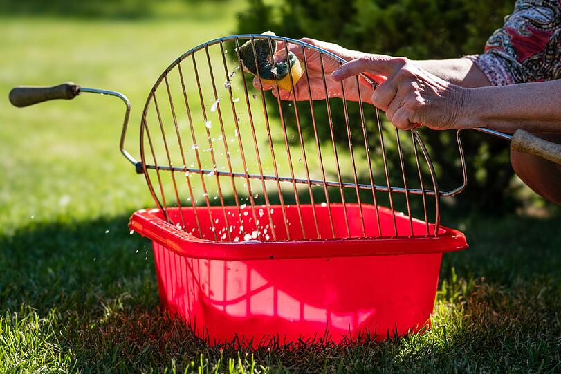 Weichen Sie den Grillrost direkt nach Benutzung ein, so lassen sich Verkrustungen viel leichter lösen. Ihr Spülbecken ist zu klein oder Sie besitzen keine große Wanne? Kein Problem ... Weichen Sie den Grillrost direkt nach Benutzung ein, so lassen sich Verkrustungen viel leichter lösen. Ihr Spülbecken ist zu klein oder Sie besitzen keine große Wanne? Kein Problem ...
